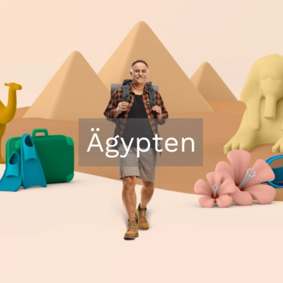 Kulturreisender vor den Pyramiden Ägyptens - Gut vorbereitet dank Reiseimpfcheck